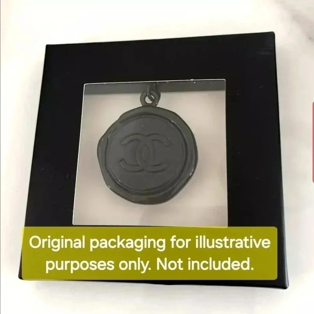EXCLUSIVE: Chanel CC Logo "Wax Seal" black metallic charm/key chain - Picture 5 of 5